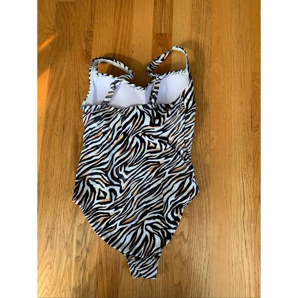 Nip Tuck Joanne Twist Front Swimsuit - Picture 7 of 12